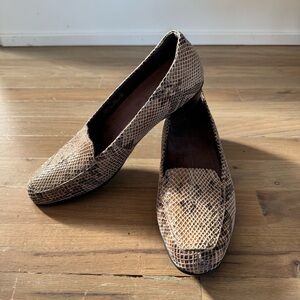Clark’s Everyday Comfortable Snakeskin Leather Loafers Size 8.5